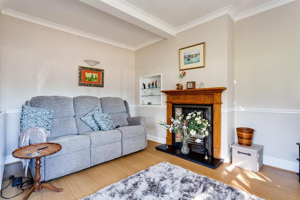 Yewlands Close, Banstead 3 bed semidetached house £625,000