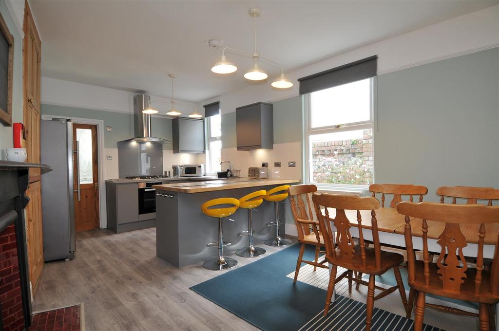 Ford Park Road, Plymouth 5 bed house £455 pcm (£105 pw)