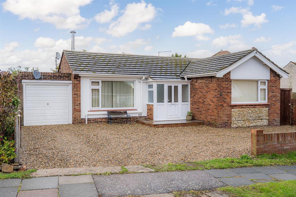 Carlton Hill, Herne Bay 2 bed detached bungalow £1,200 pcm (£277 pw)