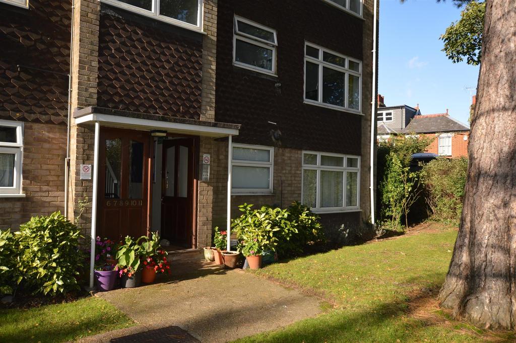 Ascot Court, Winton Drive, Croxley Green 2 bed flat £325,000