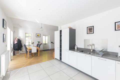 8 Shaw Lane, Leeds, LS6 4DU