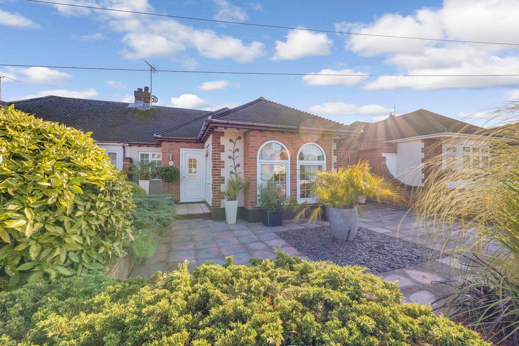 The Ryde, Leighonsea, SS9 2 bed semidetached bungalow £450,000