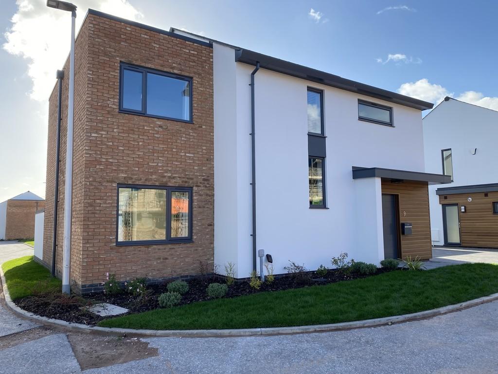 Holland Park, Exeter 3 bed detached house £2,550 pcm (£588 pw)