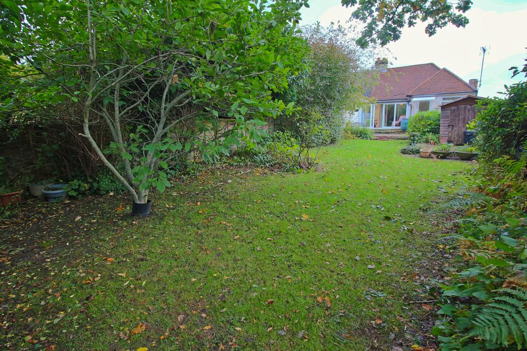 Mackie Avenue, Hassocks, West Sussex, BN6 8NH 2 bed semidetached
