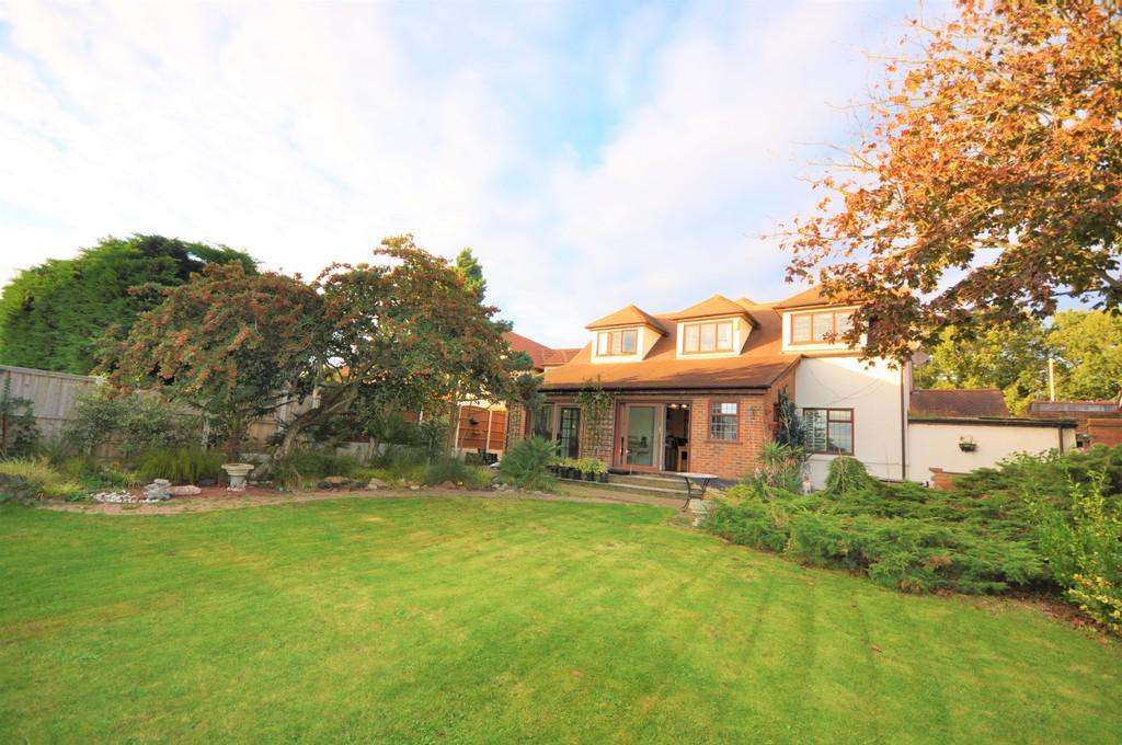 Lower Bedfords Road, Romford 5 bed detached house £800,000