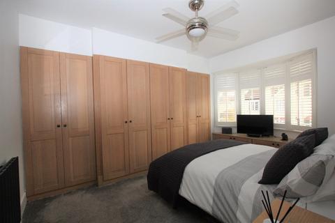 34 Caesars Walk, Mitcham, CR4 4LE