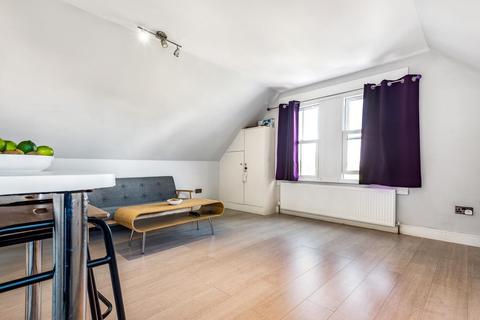 Flat 4, 46 Effingham Road, Long Ditton, Surbiton, KT6 5LB