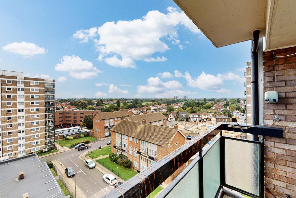 Victoria House, Durham Avenue, Romford 2 bed apartment £210,000