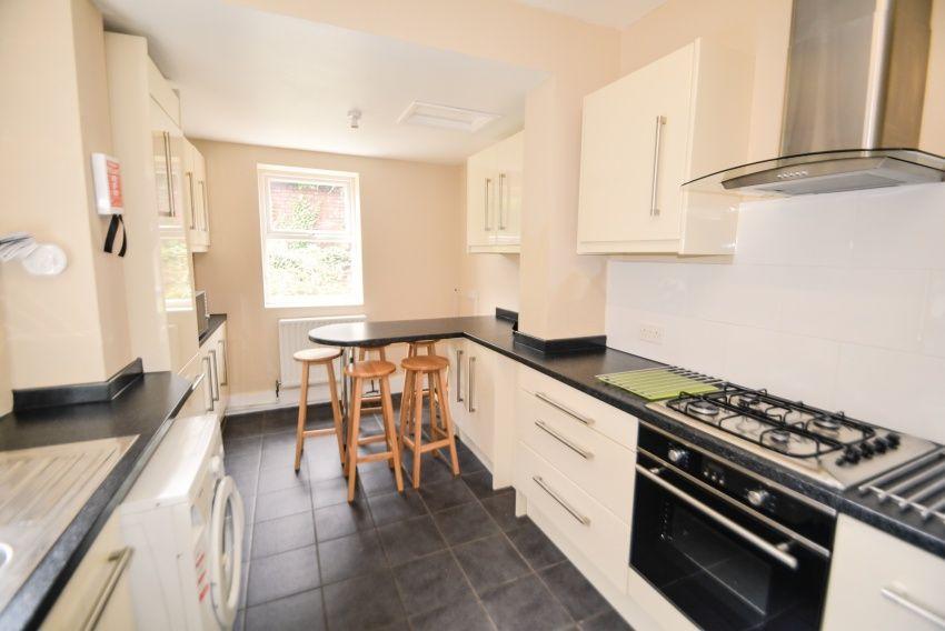 7 Wiseton Road 6 bed terraced house £342 pcm (£79 pw)