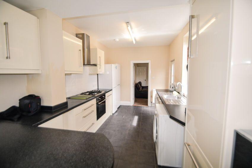 7 Wiseton Road 6 bed terraced house £342 pcm (£79 pw)