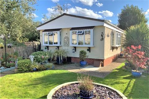 2 bedroom bungalow for sale - The Crescent, Penton Park, Chertsey, KT16