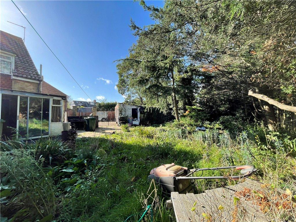 Chaplin Crescent, SunburyonThames... 3 bed semidetached house £425,000