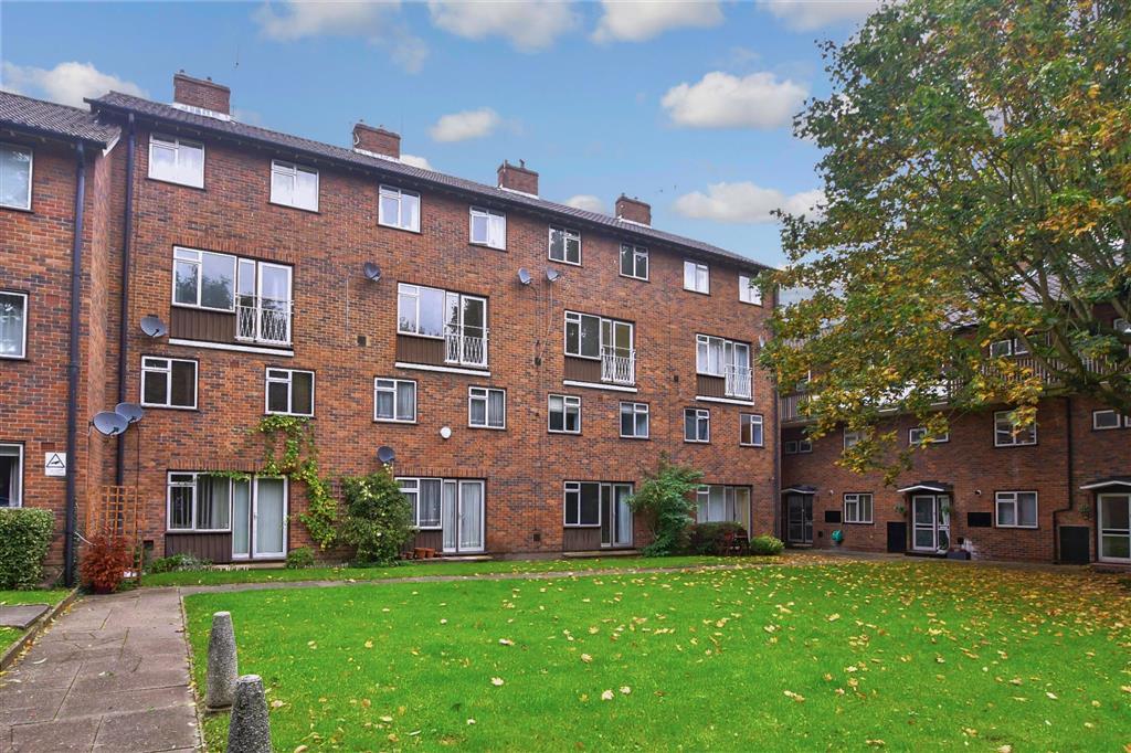 Buxton Drive, Snaresbrook 2 bed ground floor flat £425,000