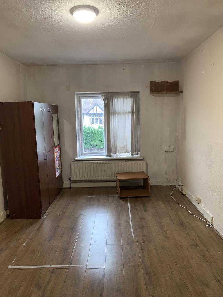 HARROW, HA2 2 bed flat £1,200 pcm (£277 pw)