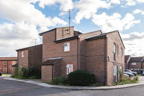 72 Stanborough Close, Hampton, TW12 3YQ