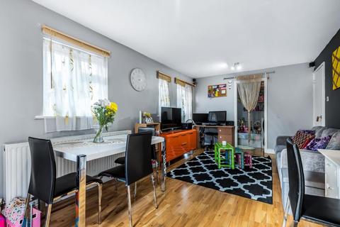 72 Stanborough Close, Hampton, TW12 3YQ
