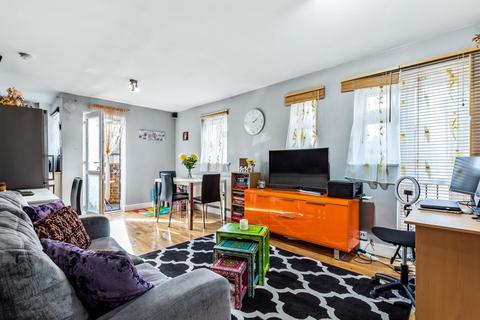 72 Stanborough Close, Hampton, TW12 3YQ