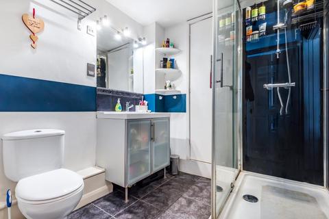 72 Stanborough Close, Hampton, TW12 3YQ