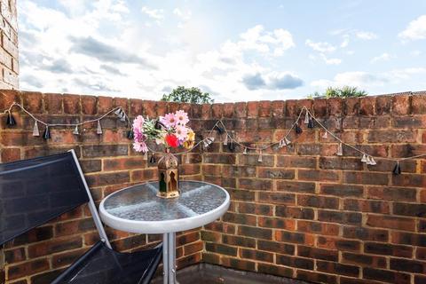 72 Stanborough Close, Hampton, TW12 3YQ