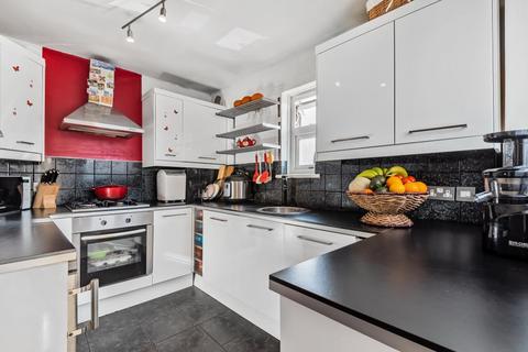 72 Stanborough Close, Hampton, TW12 3YQ