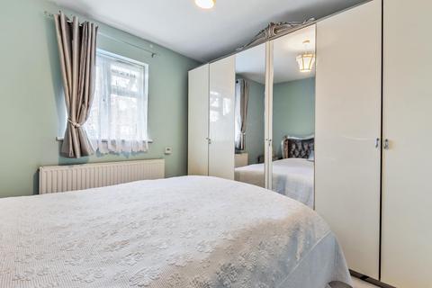 72 Stanborough Close, Hampton, TW12 3YQ