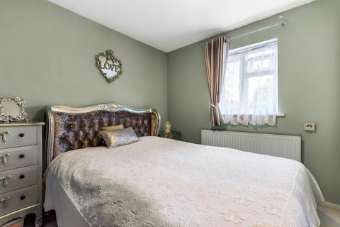 72 Stanborough Close, Hampton, TW12 3YQ