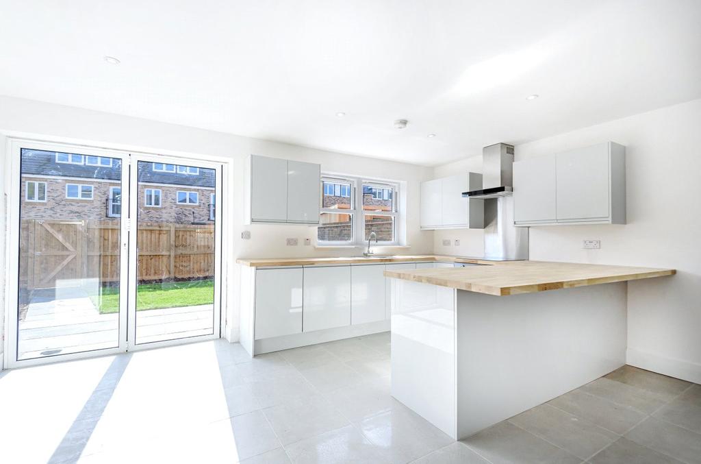Britwell Road, Burnham, Buckinghamshire, SL1 3 bed detached house £