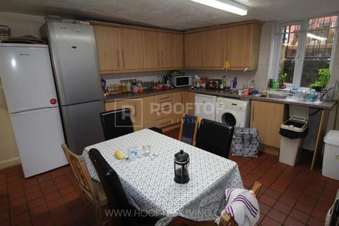 6 bedroom house to rent, Hessle Place, Leeds LS6