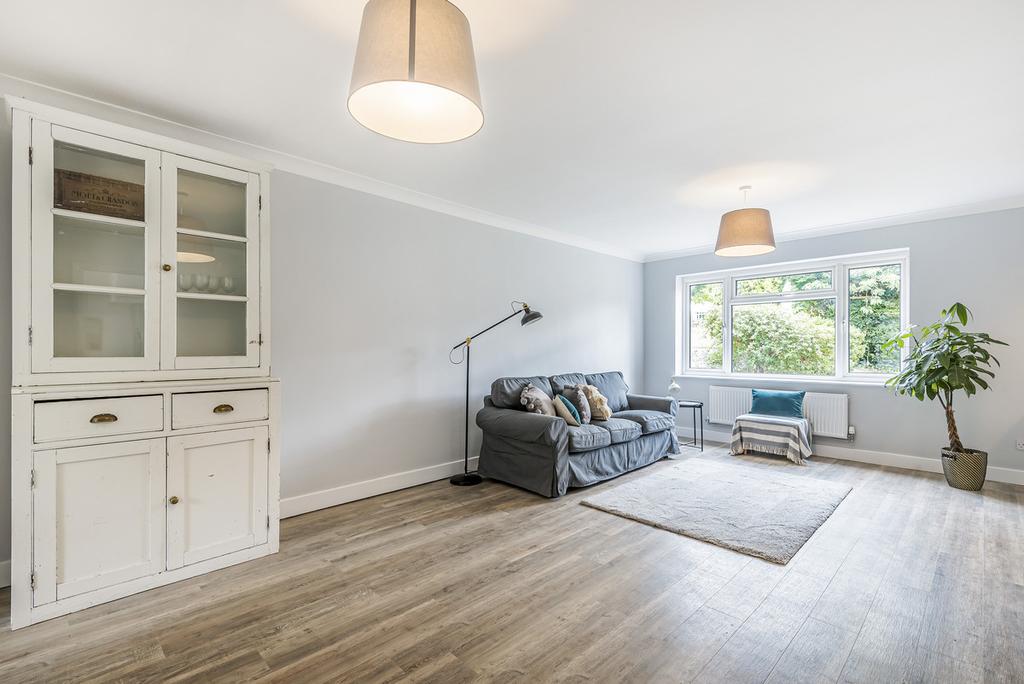Mansfield Avenue, London, EN4 4 bed semidetached house £700,000