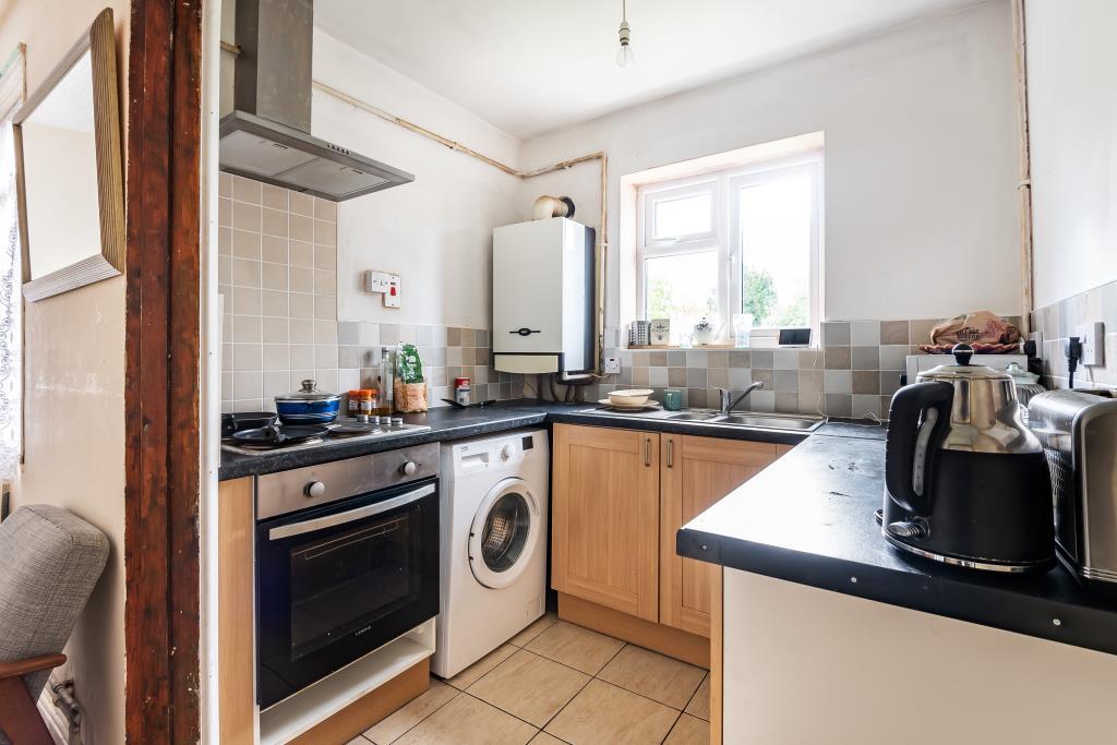 Stonehaven Road, Aylesbury, HP19 3 bed semidetached house £300,000