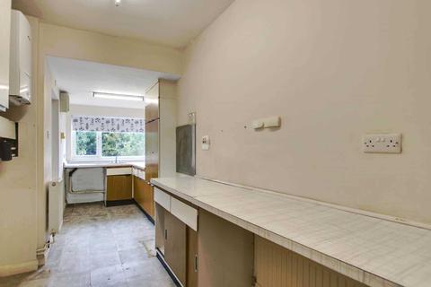 22 Balfour Grove, London, N20 0SJ