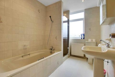 22 Balfour Grove, London, N20 0SJ