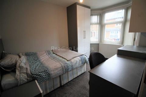 5 bedroom terraced house to rent, Brighton Road, Reading