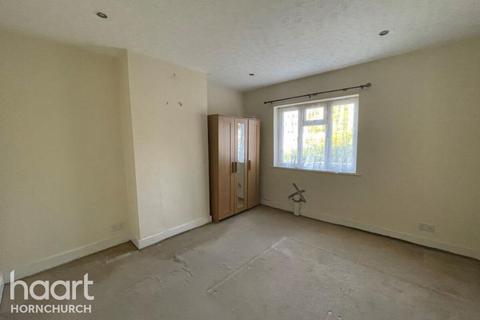 2 bedroom apartment to rent, High Street, Hornchurch
