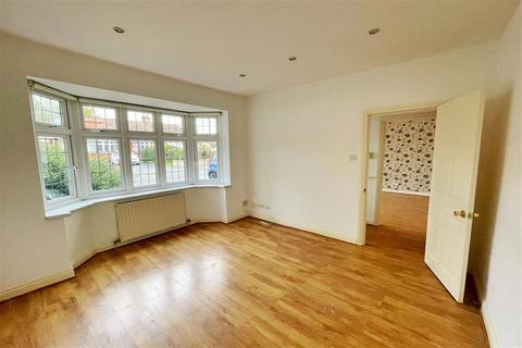 19 Oak Glen, Hornchurch, RM11 2NS