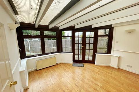 19 Oak Glen, Hornchurch, RM11 2NS