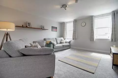 2 bedroom flat to rent - View 2