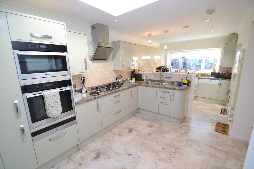 Willow Way, Radlett 3 bed semidetached house £795,000