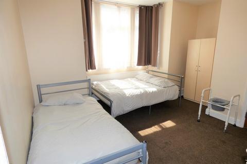 1 bedroom in a house share to rent, Villiers Road, Southall