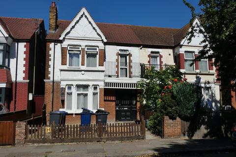 1 bedroom in a house share to rent, Villiers Road, Southall