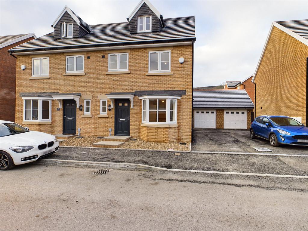 Cwm Heulwen, Aberaman, Aberdare, CF44 3 bed semidetached house £219,950
