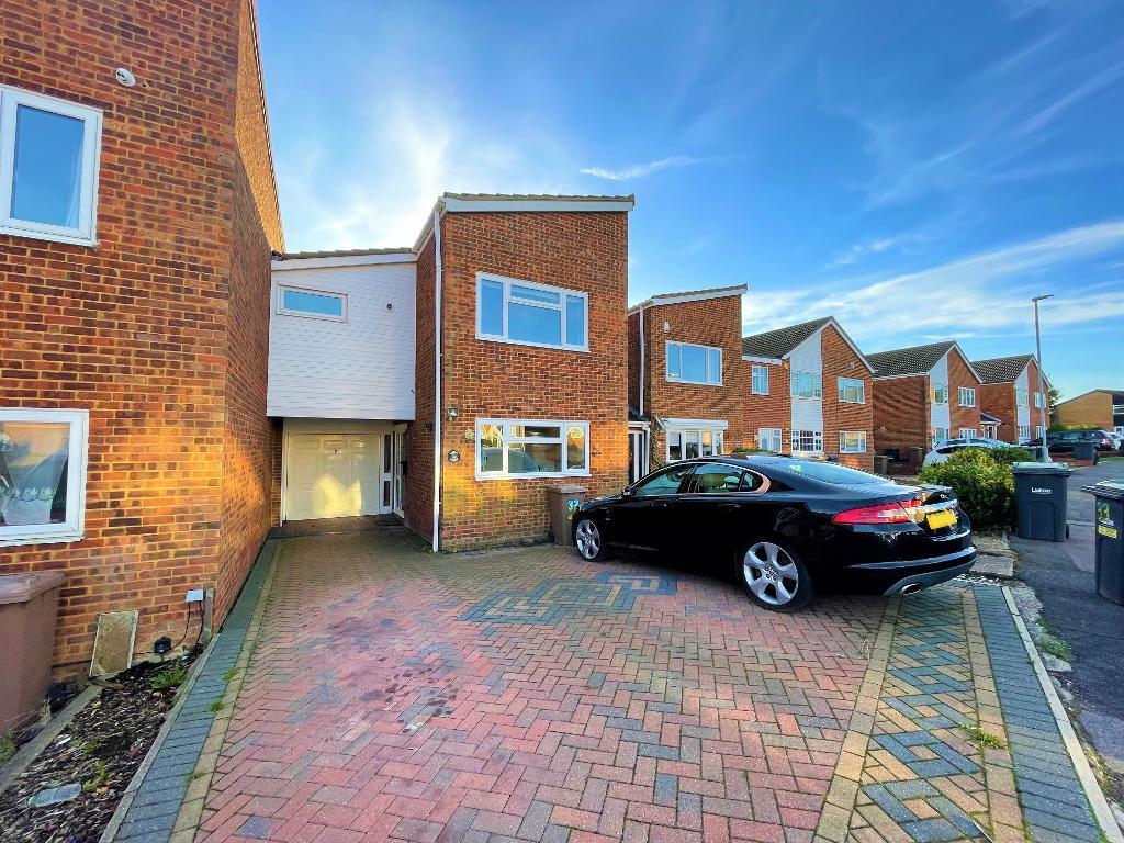 Seaford Close, Luton, LU2 8JX 3 bed terraced house to rent £1,500 pcm