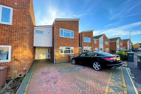 3 bedroom terraced house to rent, Seaford Close, Luton, LU2 8JX