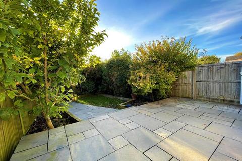 3 bedroom terraced house to rent, Seaford Close, Luton, LU2 8JX