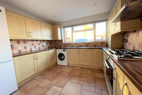 3 bedroom terraced house to rent, Seaford Close, Luton, LU2 8JX