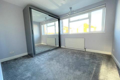 3 bedroom terraced house to rent, Seaford Close, Luton, LU2 8JX