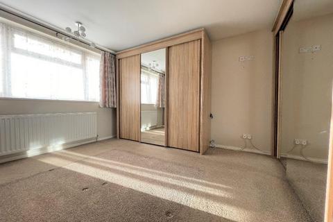 3 bedroom terraced house to rent, Seaford Close, Luton, LU2 8JX