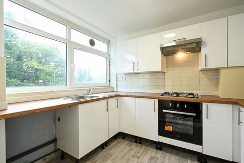 3 bedroom apartment to rent, St Vincent Road Walton on Thames.