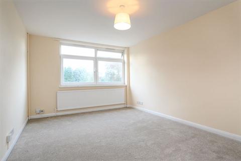 3 bedroom apartment to rent, St Vincent Road Walton on Thames.