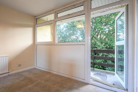 3 bedroom apartment to rent, St Vincent Road Walton on Thames.